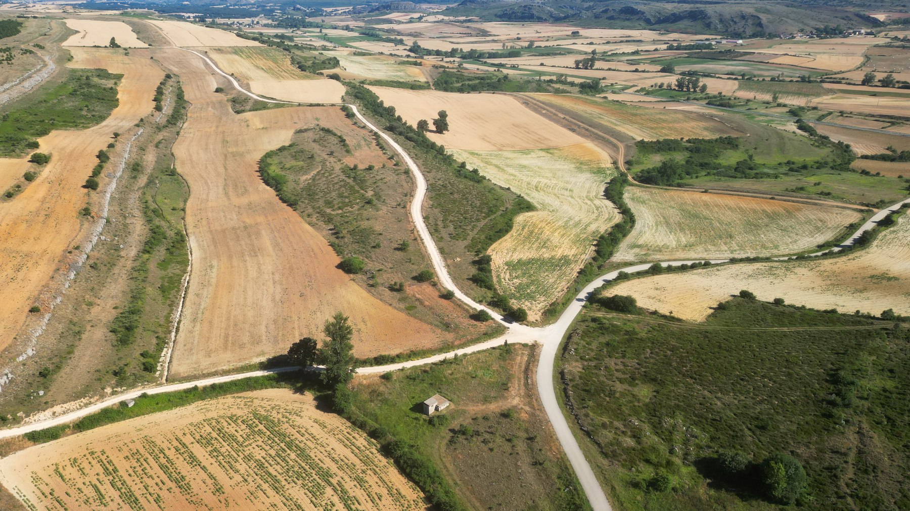 Vista aérea de divisão territorial de propriedades rurais e vias de acesso.